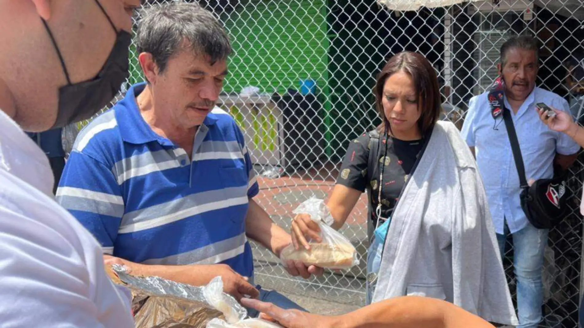 Locataria regala lonches a afectados por el incendio en el Mercado San Juan de Dios